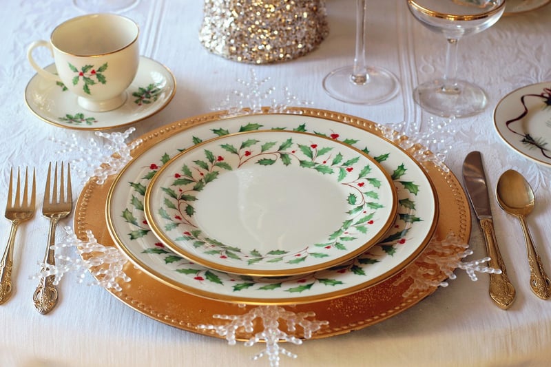 Elegant wedding dinner table setting